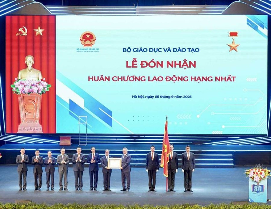 Tổng Bí thư Tô Lâm trao tặng Huân chương Lao động hạng Nhất cho Bộ GD&ĐT.