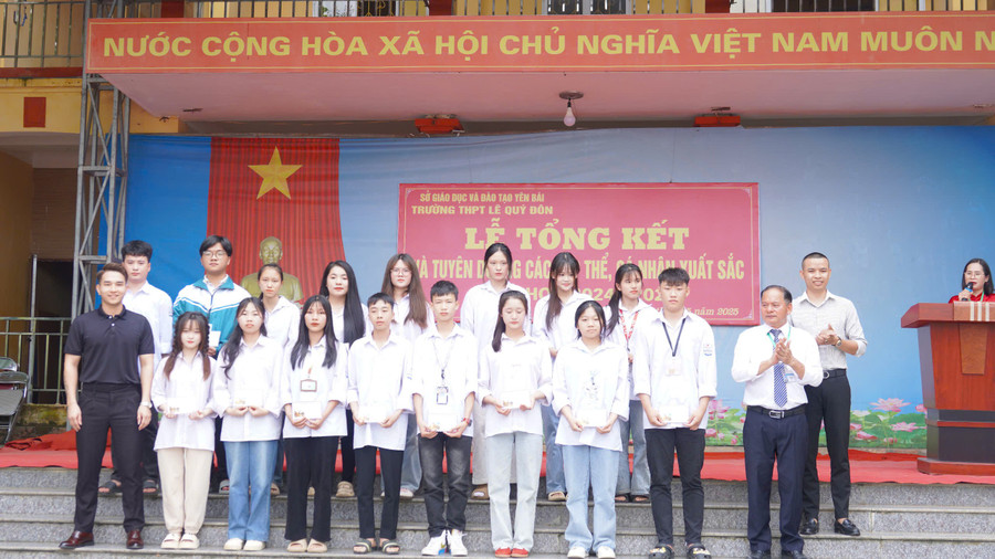 Học sinh cũ Trường THPT Lê Quý Đôn tặng quà cho học sinh có hoàn cảnh khó khăn khối 12 dự thi tốt nghiệp THPT 2025. z6729763615929-64819f2afd3a275a99f1a181c6a504fb.jpg