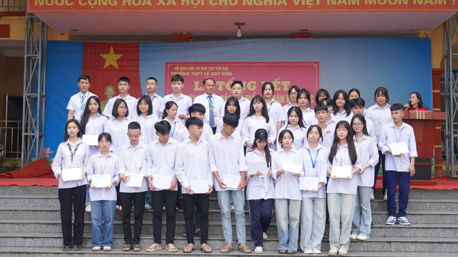 Trường THPT Lê Quý Đôn (huyện Trấn Yên, tỉnh Yên Bái) trao hỗ trợ cho học sinh khó khăn dự thi tốt nghiệp THPT 2025.