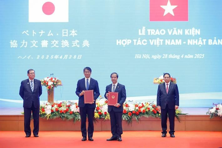 Trước sự chứng kiến của Thủ tướng hai nước, Bộ trưởng Bộ GD&ĐT Việt Nam Nguyễn Kim Sơn và Đại sứ Nhật Bản tại Việt Nam Ito Naoki đã ký kết Thoả thuận khung về việc dạy tiếng Nhật ở trường phổ thông Việt Nam. z6550242661147ec674de7ddbf7a897316e5d8eca99ce3.jpg
