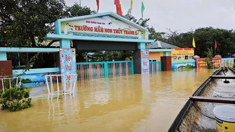 Trường học tại TP Huế ngập sâu trong nước. Ảnh: Đại Dương.