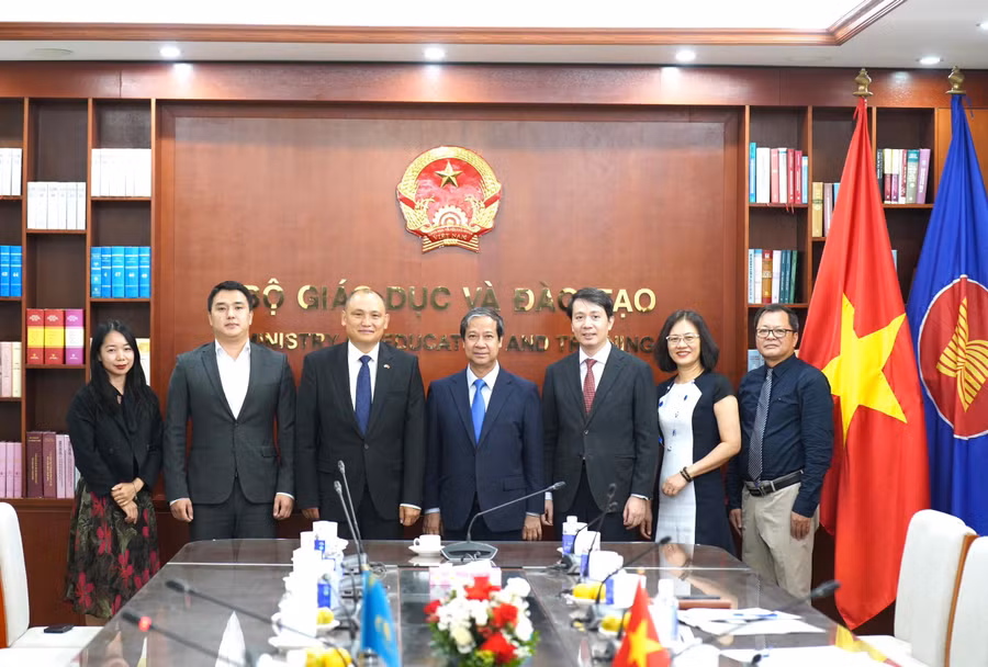 Hai bên chụp ảnh lưu niệm tại buổi tiếp