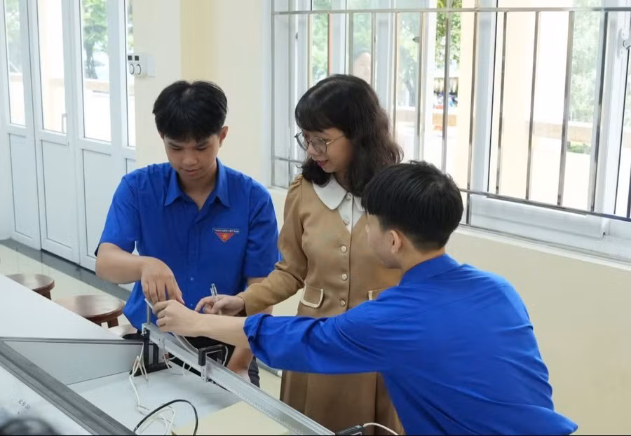 Cô Phạm Nguyễn Trang Ngân hướng dẫn học sinh trong đội tuyển tại Trường THPT A Lưới.