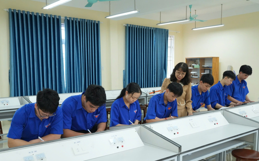 Cô Phạm Nguyễn Trang Ngân và học sinh trong tiết dạy bồi dưỡng học sinh giỏi. co-trang-ngan.jpg