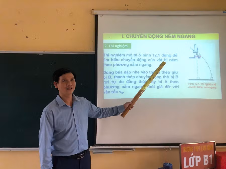 Thầy Lê Văn Hùng trong giờ dạy sử dụng giáo án điện tử.