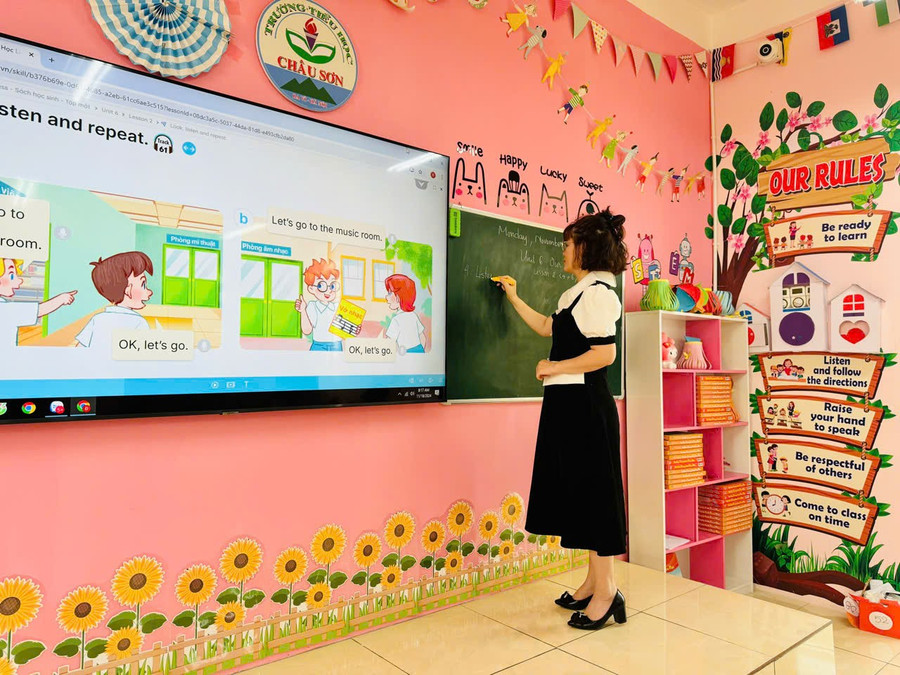 Cô Lê Thị Thanh Huyền - giáo viên Trường TH Châu Sơn (Cổ Đô, Hà Nội) trong giờ dạy.