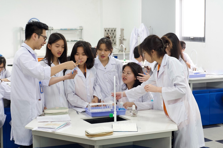Thầy Cù Văn Thái và học trò trong giờ học. hoa-hoc.jpg
