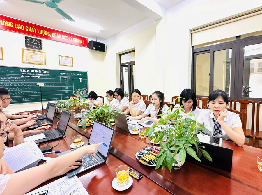 Giáo viên Trường tiểu học Dĩnh Kế (Bắc Giang) thực hành ứng dụng công cụ, phần mềm trong kiểm tra đánh giá học sinh. Ảnh: website nhà trường. image538.png