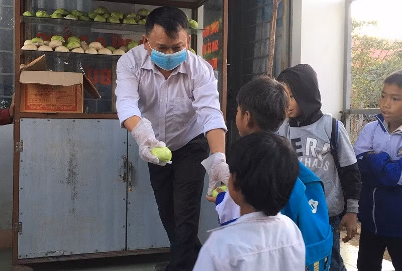 Thầy giáo Vũ Văn Tùng với mô hình "Tủ bánh mì 0 đồng" đã giúp đỡ được rất nhiều học sinh nghèo.