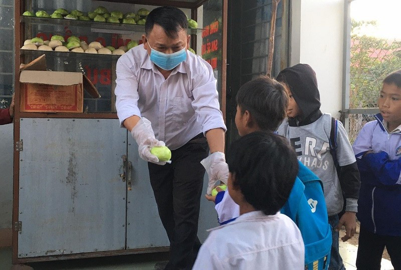 Thầy giáo Vũ Văn Tùng với mô hình "Tủ bánh mì 0 đồng" đã giúp đỡ được rất nhiều học sinh nghèo.