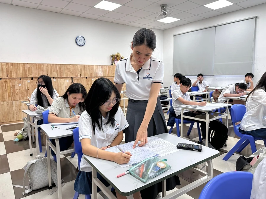 Cô Nguyễn Thị Oanh hướng dẫn học sinh trong giờ Toán.