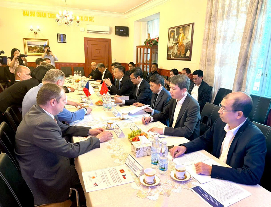 Quang cảnh Hội nghị bàn tròn về hợp tác GD-ĐT, khoa học-công nghệ và đổi mới sáng tạo giữa Việt Nam và Cộng hòa Séc. quang-canh-hoi-nghi.jpg