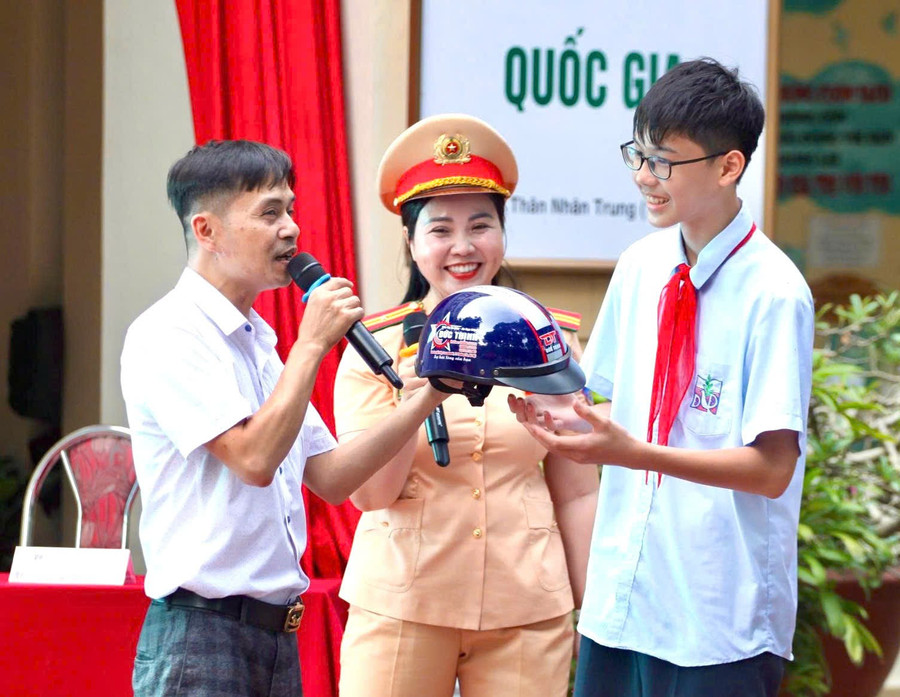 Học sinh trả lời đúng nhận được những phần quà thiết thực. an-toan-giao-thong.jpg