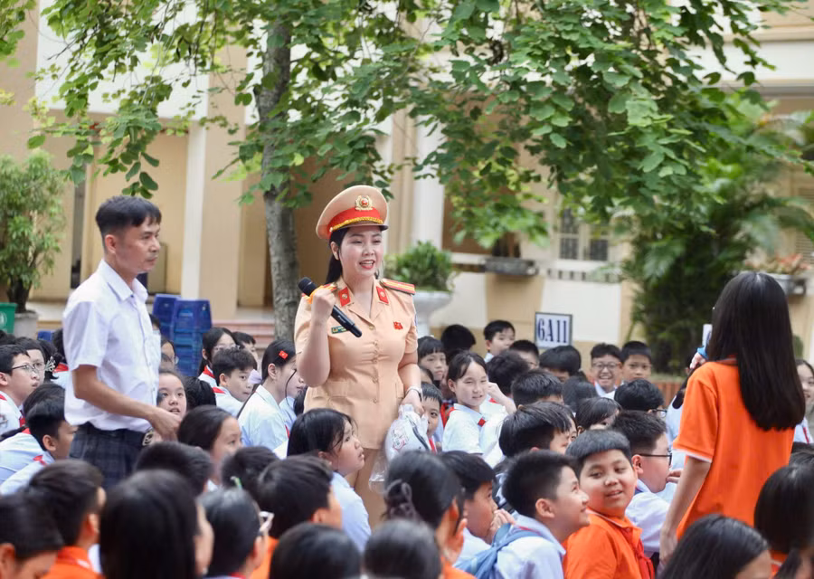 Học sinh được tuyên truyền về an toàn giao thông với hình thức mới mẻ.