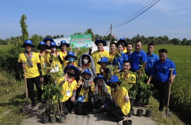 Sinh viên Trường ĐH Tài nguyên và Môi trường TP.Hồ Chí Minh cùng Á hậu 1 cuộc thi Hoa hậu Việt Nam Thời đại 2024 Lê Kim Khoẻ tham gia Chương trình “Vì Môi trường xanh quốc gia”.