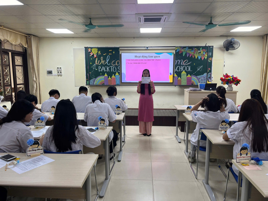 ThS Nguyễn Thị Ngọc Tuyền - giáo viên Trường THCS & THPT Sư phạm, Trường ĐHSP Hà Nội 2 và học trò trong một hoạt động đầu năm học.