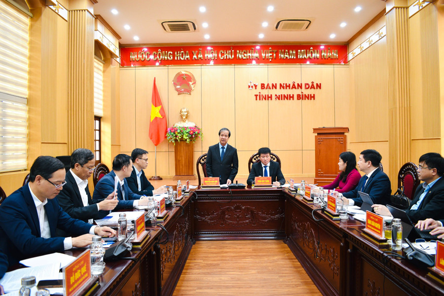 Bộ trưởng Nguyễn Kim Sơn và ông Trần Huy Tuấn, Chủ tịch UBND tỉnh Ninh Bình chủ trì buổi làm việc.