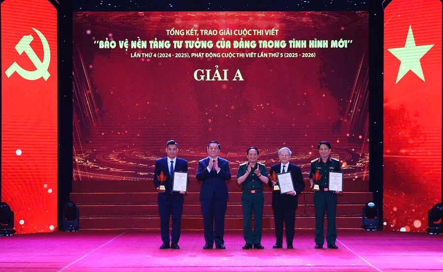 Trưởng ban Tuyên giáo và Dân vận Trung ương Nguyễn Trọng Nghĩa, Chủ nhiệm Tổng cục Chính trị Quân đội nhân dân Việt Nam Trịnh Văn Quyết trao giải A cho tác giả, nhóm tác giả đoạt giải.