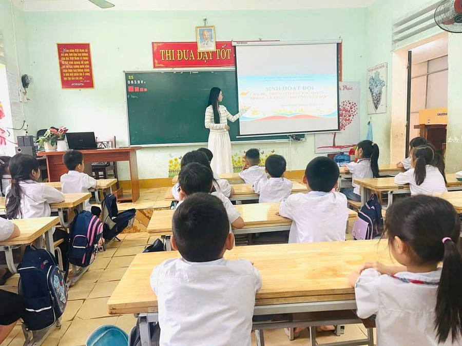 Cô trò Trường Tiểu học thị trấn Hạ Hòa trong giờ học.