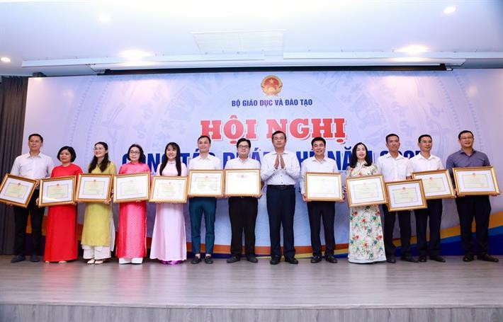 Thứ trưởng Nguyễn Văn Phúc trao tặng Bằng khen của Bộ trưởng Bộ GD&ĐT cho các cá nhân vì có thành tích xuất sắc trong công tác rà soát và tổ chức thực hiện việc xử lý những vướng mắc trong hệ thống pháp luật. 1.jpg