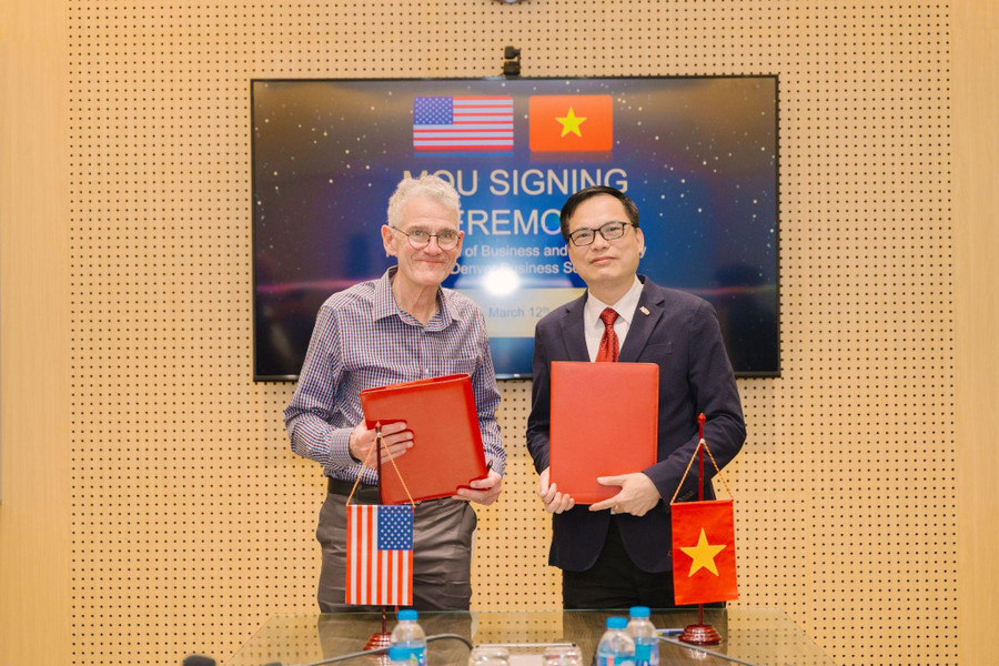 Đại diện Đại học Colorado Denver và đại diện Viện Quản trị & Công nghệ FSB ký kết Biên bản ghi nhớ thỏa thuận hợp tác.