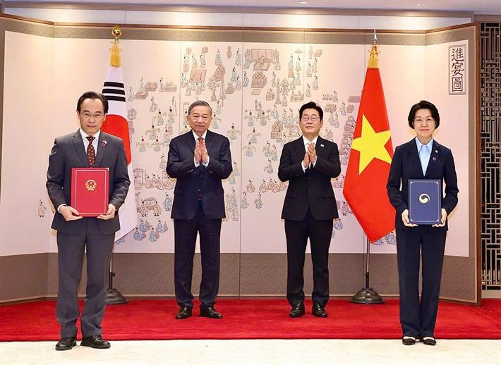 Thứ trưởng Bộ GD&ĐT Hoàng Minh Sơn và người đồng cấp Bộ Giáo dục Hàn Quốc, bà Choi Eun-ok ký kết Thoả thuận bổ sung bản ghi nhớ về hợp tác giáo dục.