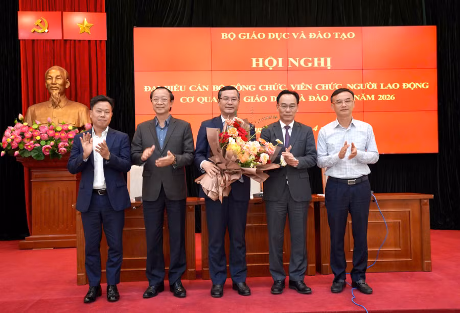 Tập thể lãnh đạo Bộ tặng hoa chia tay nguyên Thứ trưởng Nguyễn Văn Phúc. 