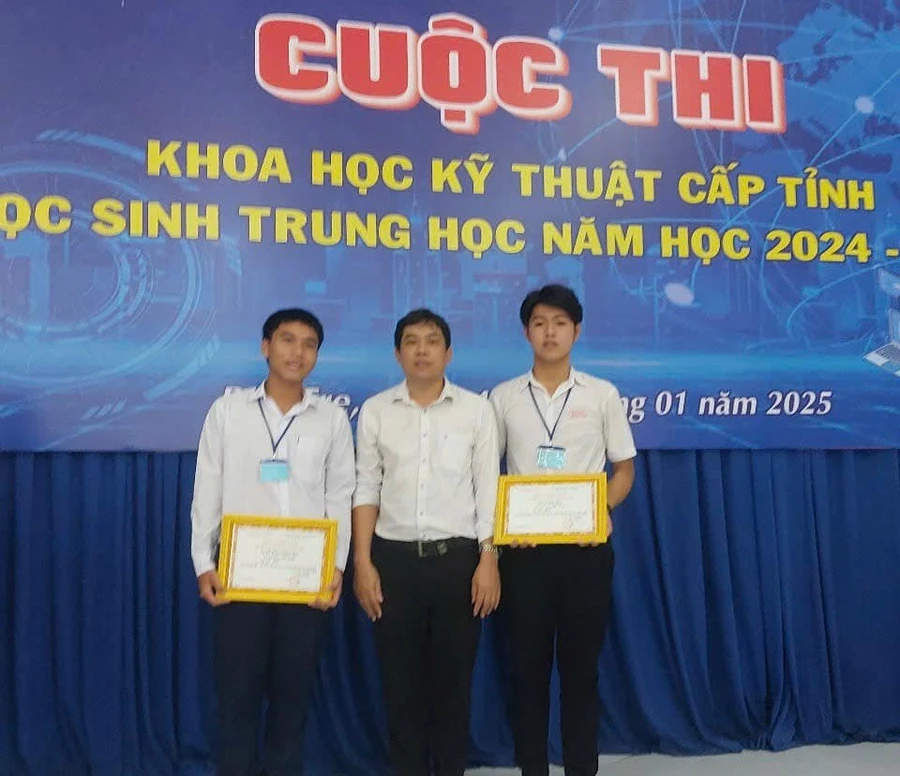 Thầy Huỳnh Minh Thuấn và 2 em: Lê Đức Huy, Đỗ Phan Thành Đạt, lớp 12A4 Trường THPT Tán Kế đoạt giải Nhất Cuộc thi Khoa học kỹ thuật cấp tỉnh dành cho học sinh trung học năm học 2024 - 2025. 