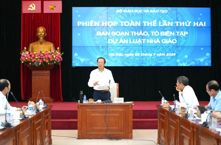 Thứ trưởng Bộ GD&ĐT Phạm Ngọc Thưởng, Phó Trưởng Ban soạn thảo chủ trì phiên họp.