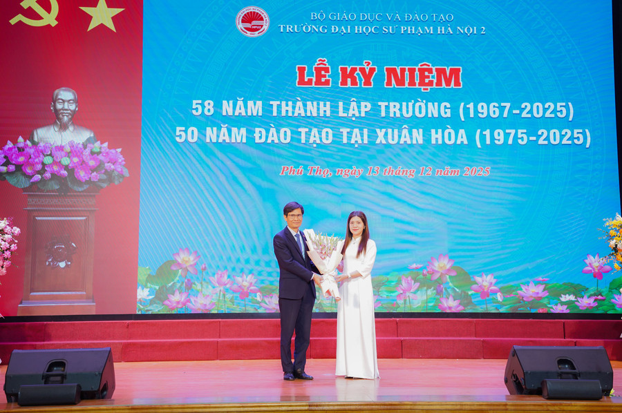 قدم ممثلو الطلاب الزهور تعبيراً عن امتنانهم للمعلمين والمدرسة. dsc08476.jpg