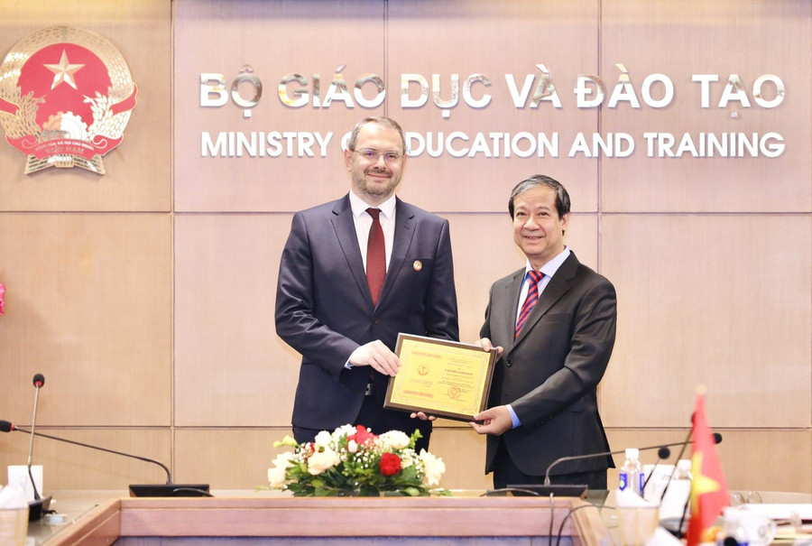 Bộ trưởng Nguyễn Kim Sơn trao Kỷ niệm chương “Vì sự nghiệp Giáo dục” cho Thứ trưởng Mogilevsky Konstantin Ilyich.