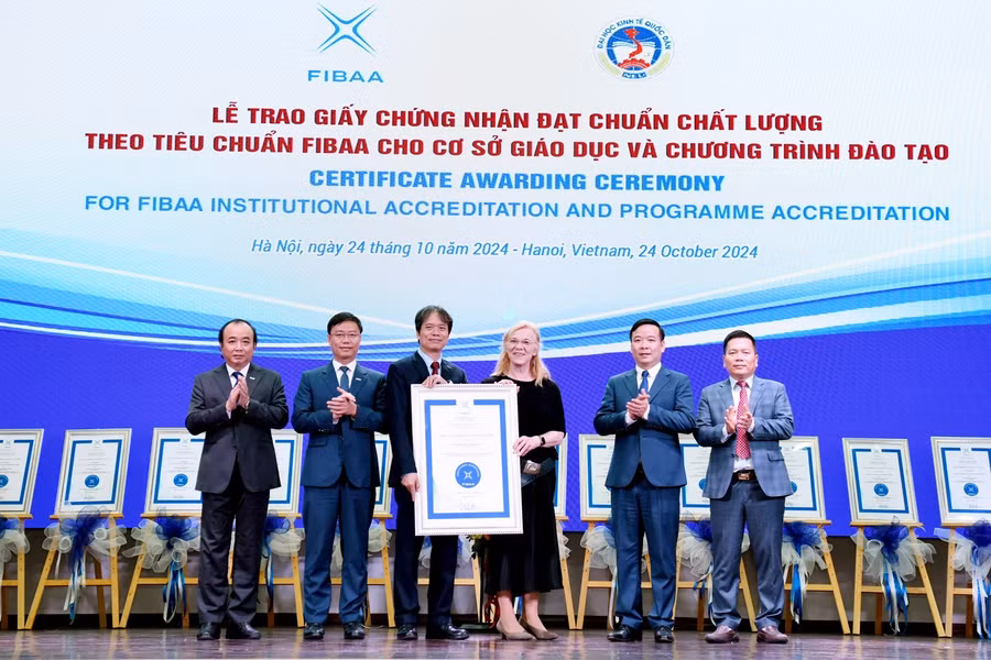 Tổng Giám đốc FIBAA, Diane Freiberger trao Chứng nhận đạt chuẩn chất lượng cho Trường ĐH Kinh tế Quốc dân.