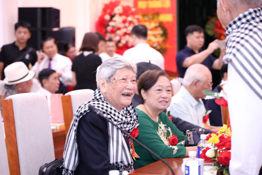 Niềm vui của các Nhà giáo đi B trong buổi gặp mặt thân tình, ý nghĩa. 1.jpg