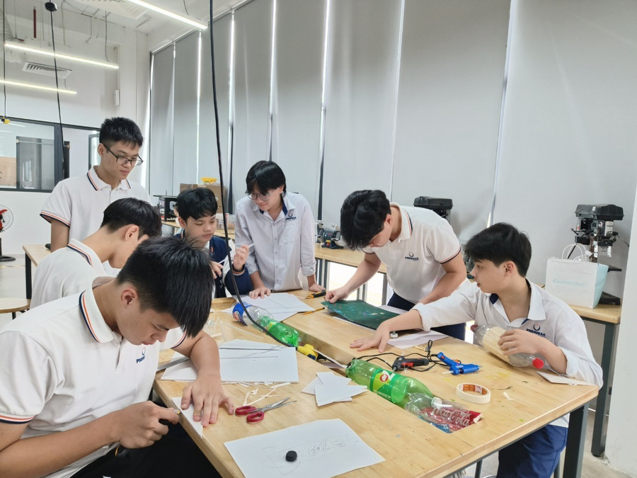 Học sinh Phenikaa School trong giờ Vật lí. vat-li-phenikaa.jpg