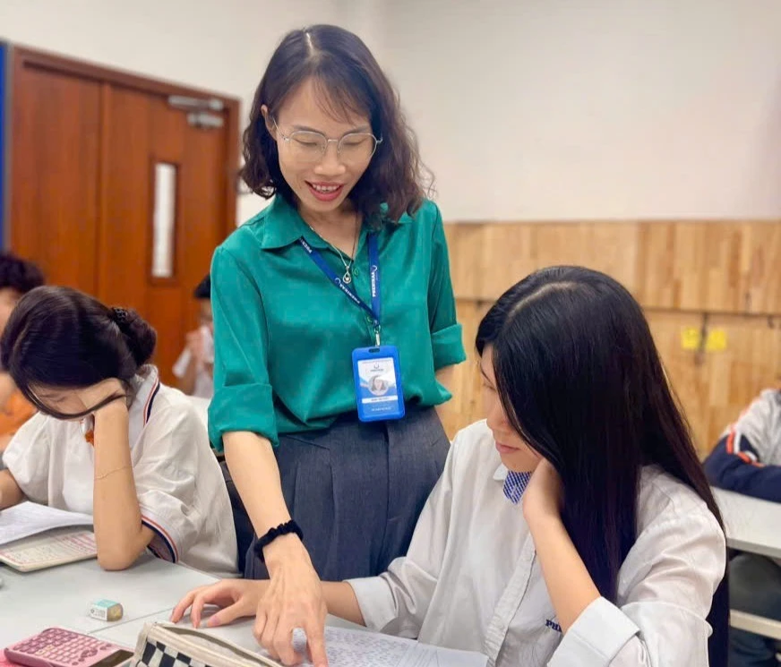 Cô Đình Thị Thủy hướng dẫn học trò trong giờ Ngữ văn.