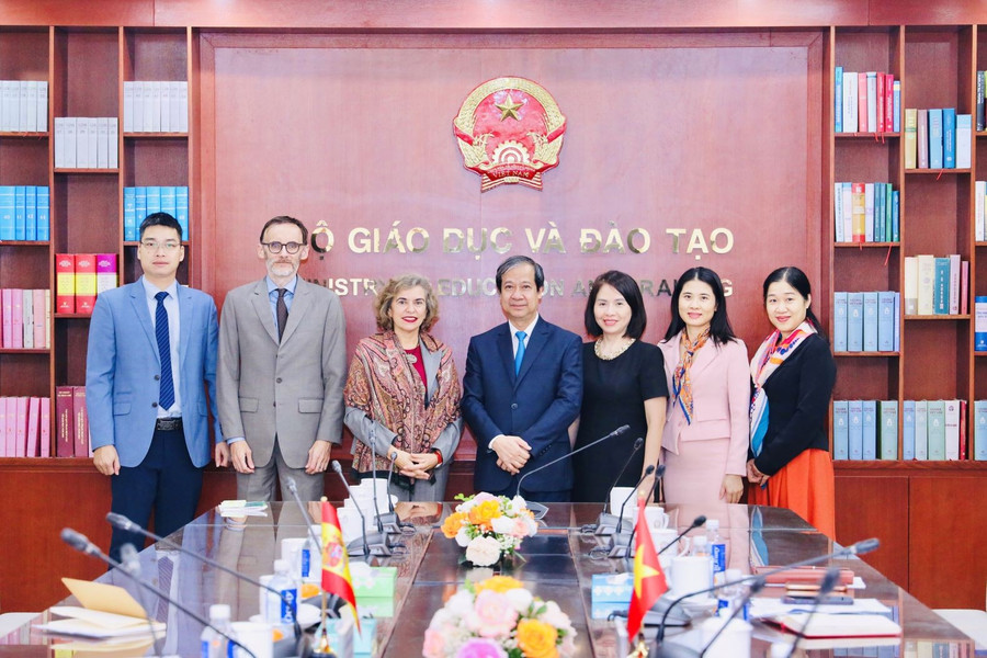 Bộ trưởng Nguyễn Kim Sơn, Đại sứ Carmen Cano de Lasala (giữa) và đại diện hai đơn vị tại buổi tiếp.