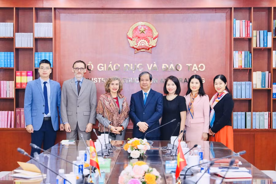 Bộ trưởng Nguyễn Kim Sơn, Đại sứ Carmen Cano de Lasala (giữa) và đại diện hai đơn vị tại buổi tiếp.