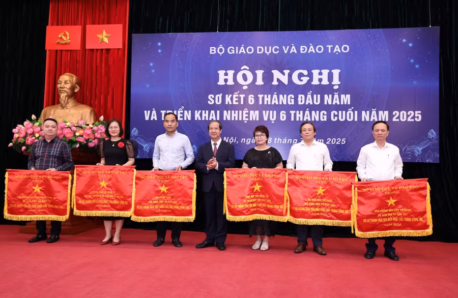 Bộ trưởng Nguyễn Kim Sơn tặng Cờ thi đua của Bộ GD&ĐT cho 5 tập thể.