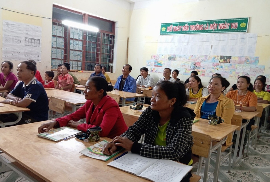 Hình ảnh tại lớp xóa mù chữ ở Xã Thượng Trạch, Quảng Bình. xoa-mu-chu.jpg