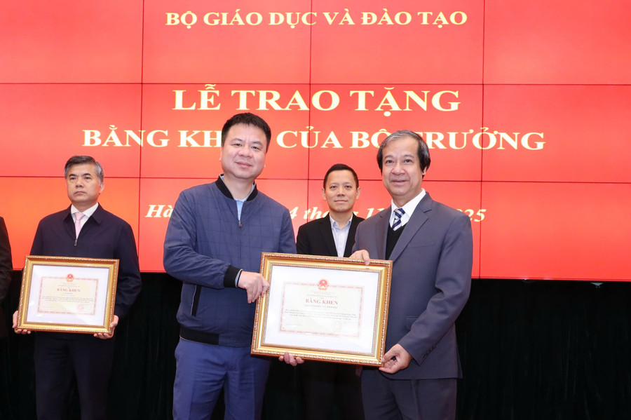 Nhà báo Triệu Ngọc Lâm - Tổng Biên tập Báo Giáo dục và Thời đại - đại diện tập thể Báo nhận Bằng khen của Bộ trưởng Bộ GD&ĐT.