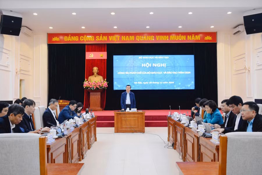 Thứ trưởng Nguyễn Văn Phúc chủ trì Hội nghị tổng kết công tác pháp chế năm 2024 của Bộ GD&ĐT.