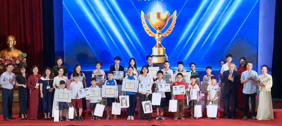 Trao Bằng khen, Giấy chứng nhận và quà tặng cho học sinh vòng Chung kết.