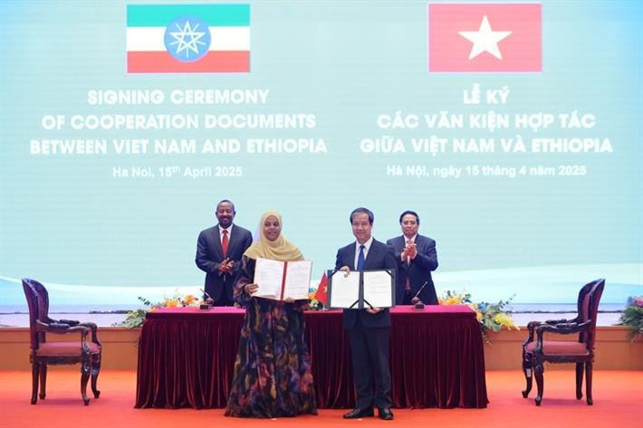 Bộ trưởng Bộ GD&ĐT Việt Nam Nguyễn Kim Sơn và Bộ trưởng Bộ Phát triển lao động và Kỹ năng Ethiopia ký, trao Bản ghi nhớ về hợp tác giáo dục đại học - Ảnh: VGP/Nhật Bắc.