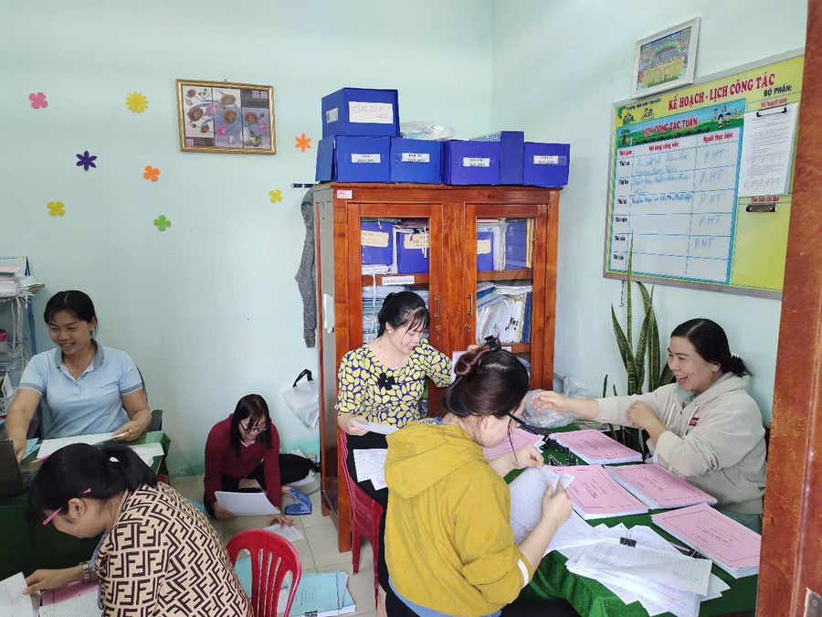 Giáo viên trường học trên địa bàn xã Đốc Binh Kiều sắp xếp hồ sơ cho công tác phổ cập giáo dục. xoa-mu-chu.jpg