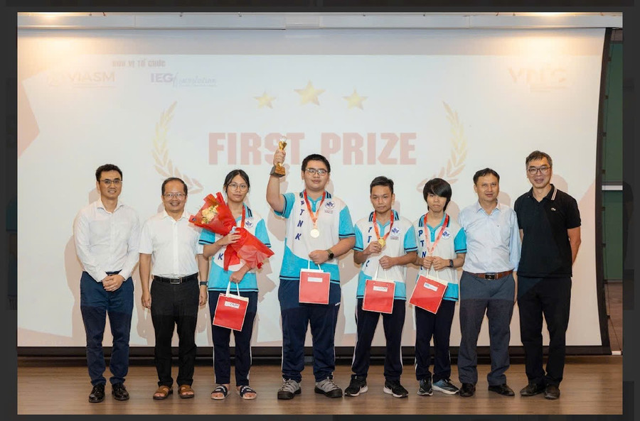 Đội thi PTNK 3 - Trường Phổ thông Năng khiếu, Đại học quốc gia Hồ Chí Minh xuất sắc giành giải Nhất.