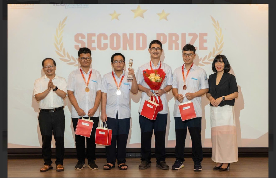 Đội KHTN 1, đến từ Trường THPT Chuyên Khoa học tự nhiên, Trường Đại học Khoa học tự nhiên (Đại học Quốc gia Hà Nội). giai-nhi.jpg