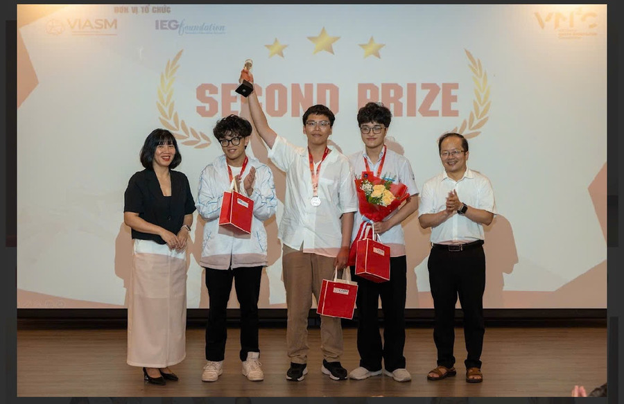 Đội KHTN 2, đến từ Trường THPT Chuyên Khoa học tự nhiên, Trường Đại học Khoa học tự nhiên (Đại học Quốc gia Hà Nội). giai-nhi1.jpg