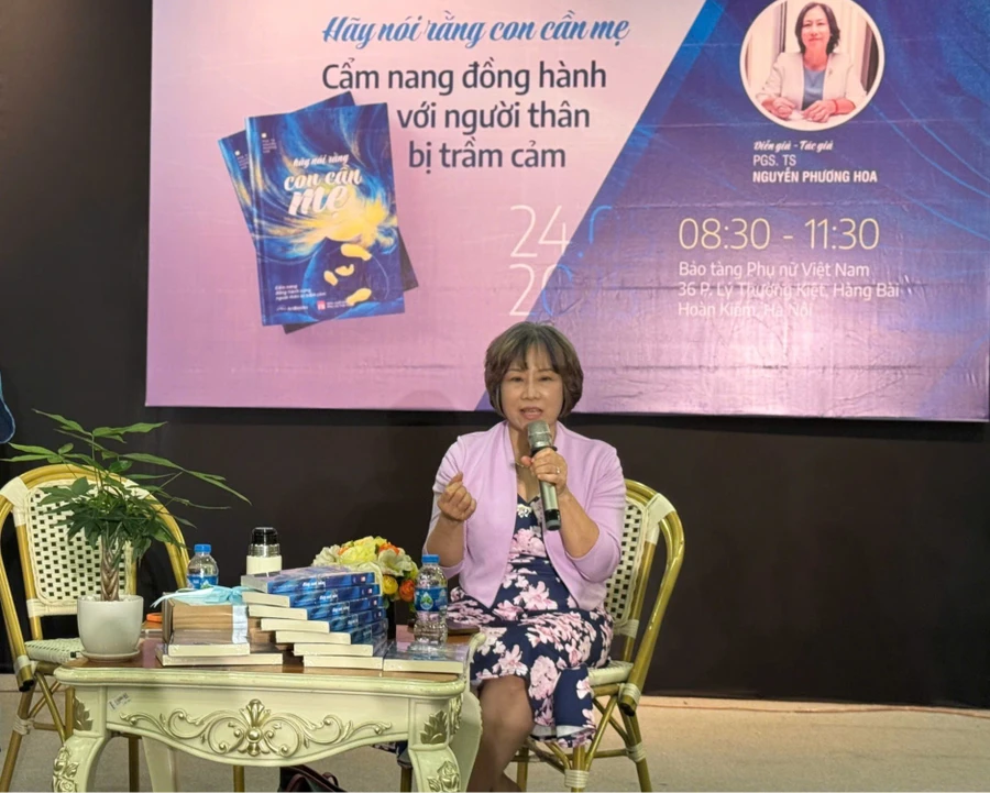 PGS.TS. Nguyễn Phương Hoa chia sẻ tại buổi tọa đàm, ra mắt sách “Hãy nói rằng con cần mẹ”.