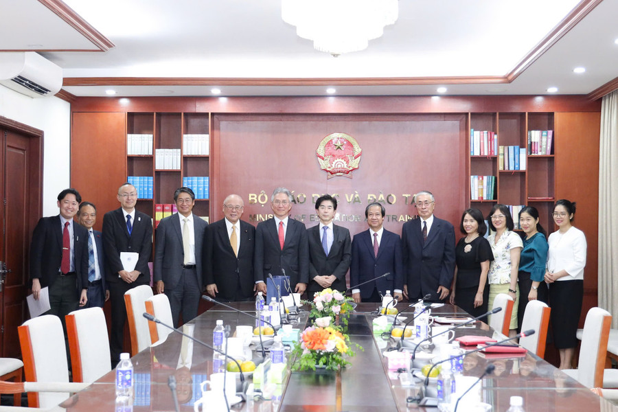 Bộ trưởng Nguyễn Kim Sơn, ông Takebe Tsutomu và đại diện hai bên tại buổi tiếp. bt-tiep-doan-nhat-ban4.jpg