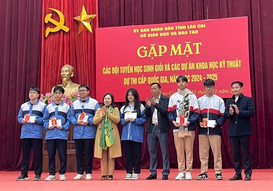 Sở GD&ĐT Lào Cai gặp mặt các thí sinh tham dự Kỳ thi chọn học sinh giỏi quốc gia THPT năm học 2024 – 2025. Ảnh: Hà Thuận.